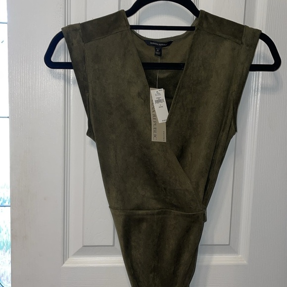 Banana Republic Dresses & Skirts - Banana Republic NWT size 0P , wrap dress in Olive